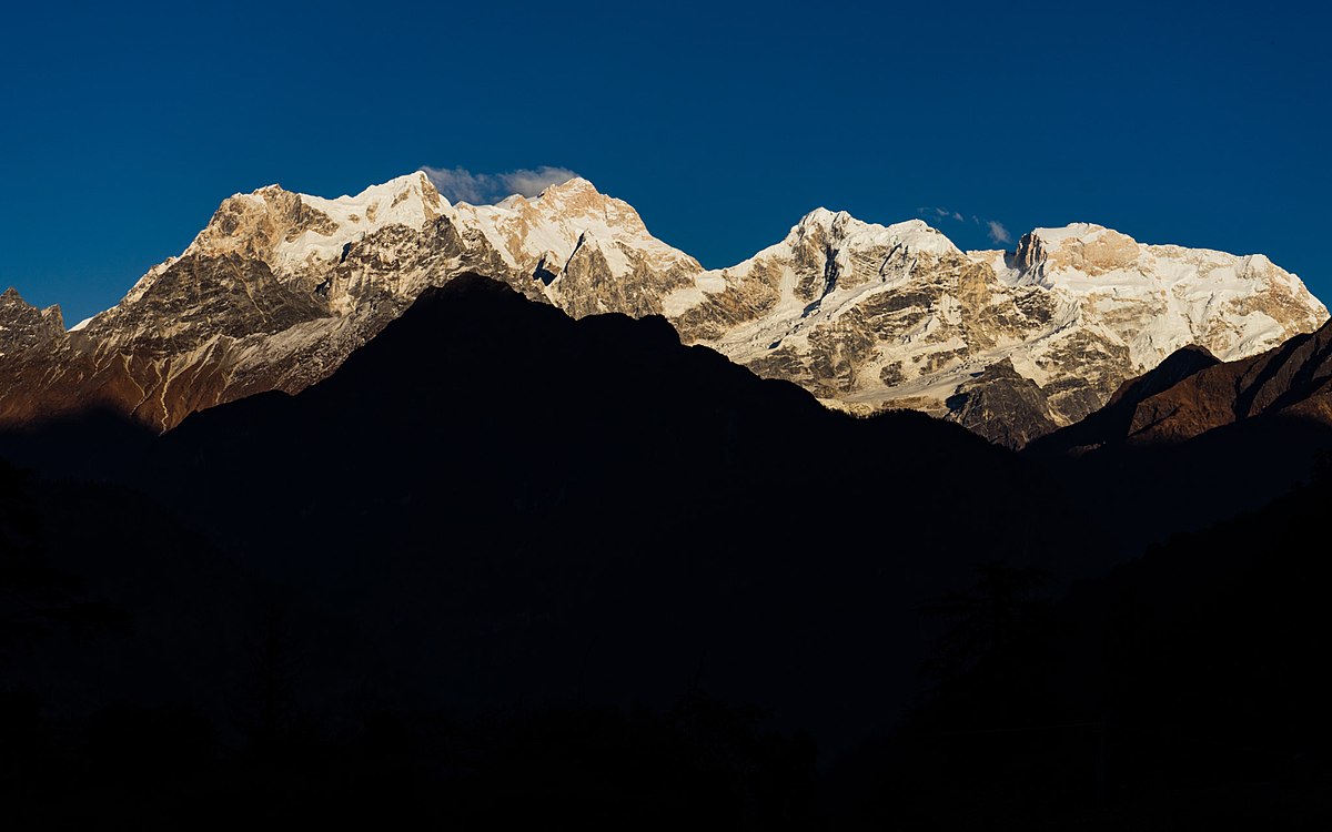 manaslu the killer mountain stands at an altitude of 8163m