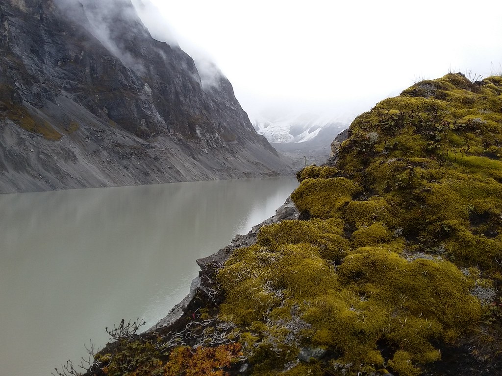 the maximum altitude in rolwaling trek is 5755m