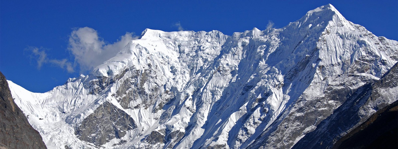 tesi lapcha pass trekking along with rolwaling trek reaches to 5575m