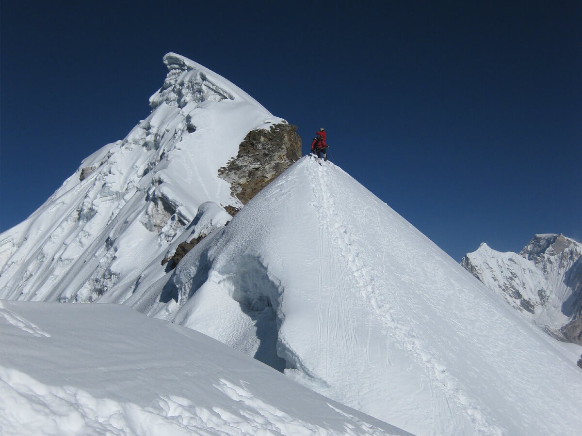 lobuche west peak expediton takes 19 days