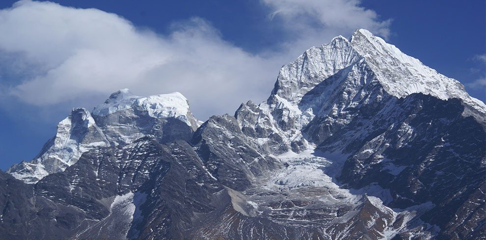 kangtega peak stands at an altitude of 6782m